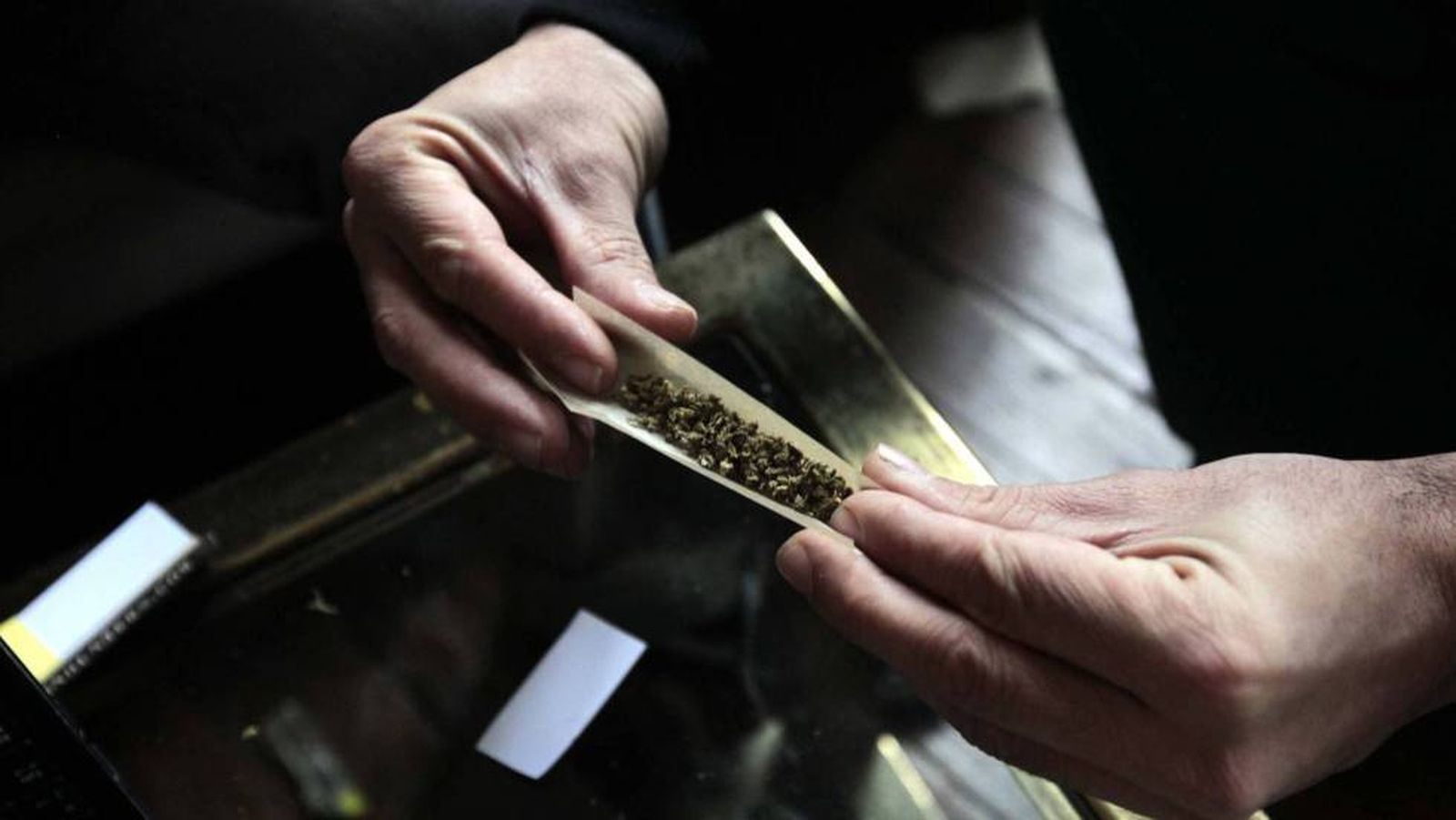 La Policía ha desmantelado dos clubes cannábicos en Madrid y ha detenido a cinco personas por supuestos delitos contra la salud pública y de asociación ilícita.