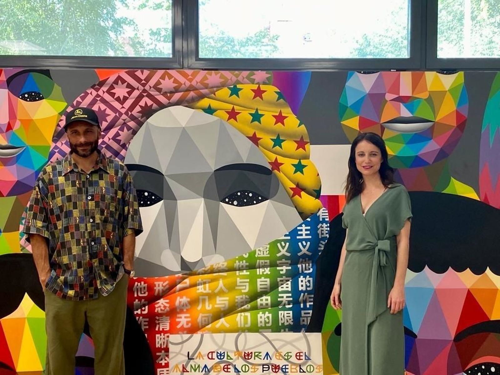 El mural de Okuda ya ilumina la biblioteca de San Fermín