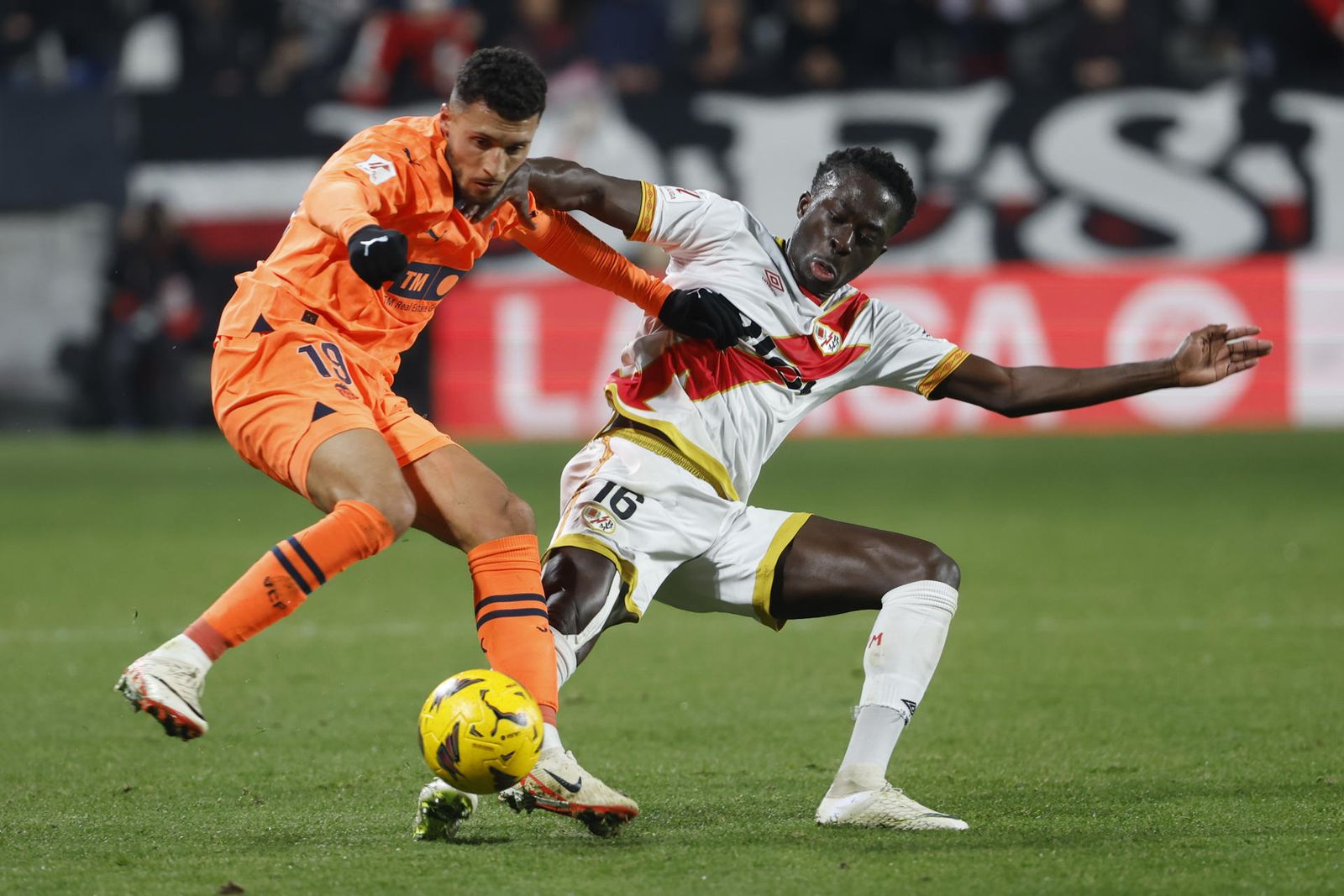 Abdul Mumin ante el Valencia