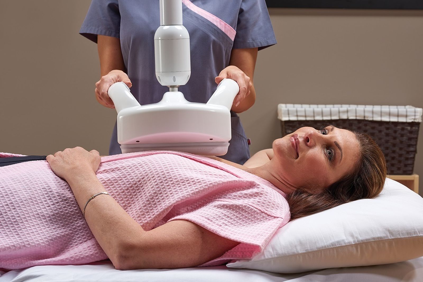 Una mujer es explorada con un ecógrafo para la detección precoz del cáncer de mama