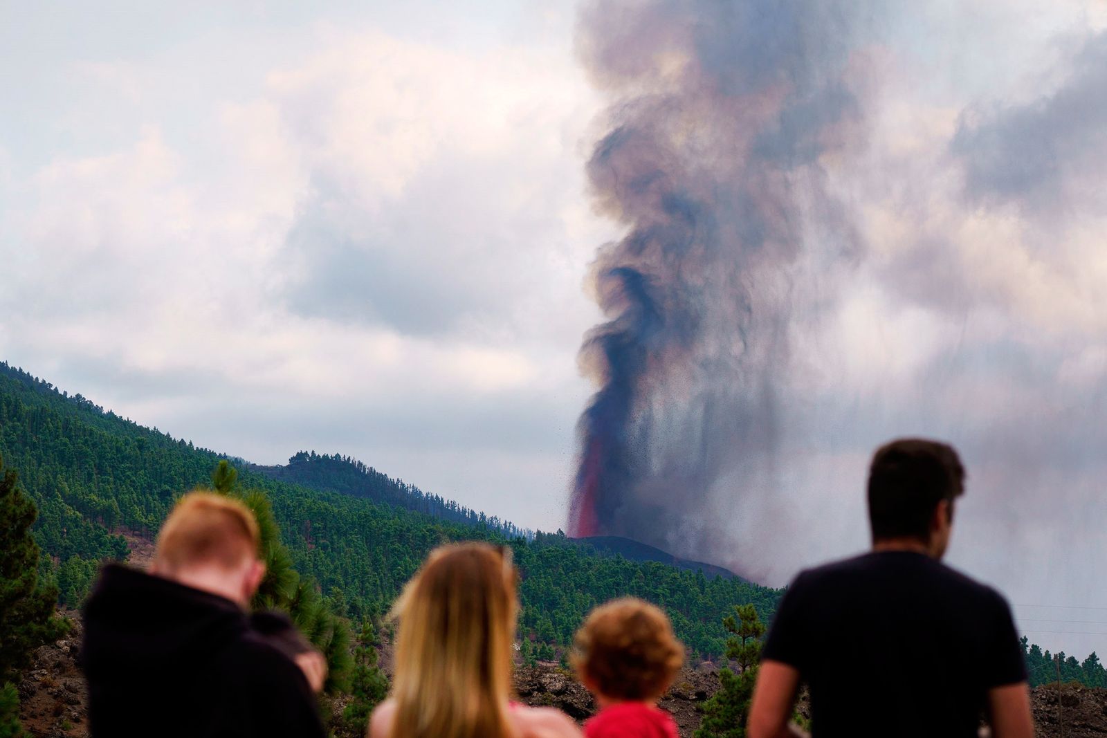 Un grupo de personas observa la erupción volcánica en la isla de La Palma