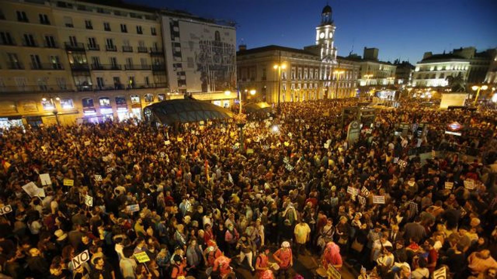 Miles de personas "Rodean al Congreso" en contra de la investidura de Rajoy