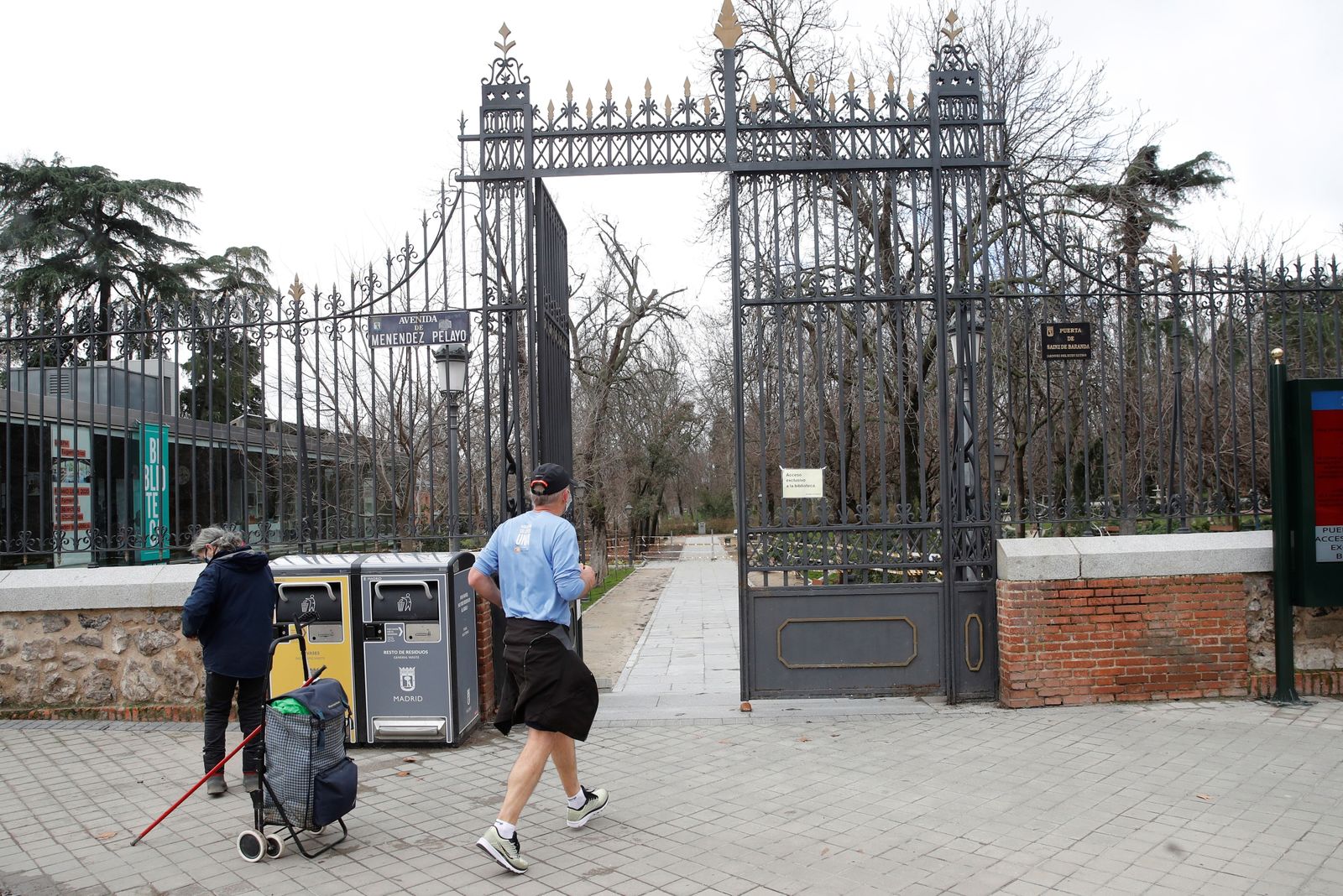 Vista de la puerta de entrada del Alcalde Sáinz de Baranda al parque del Retiro