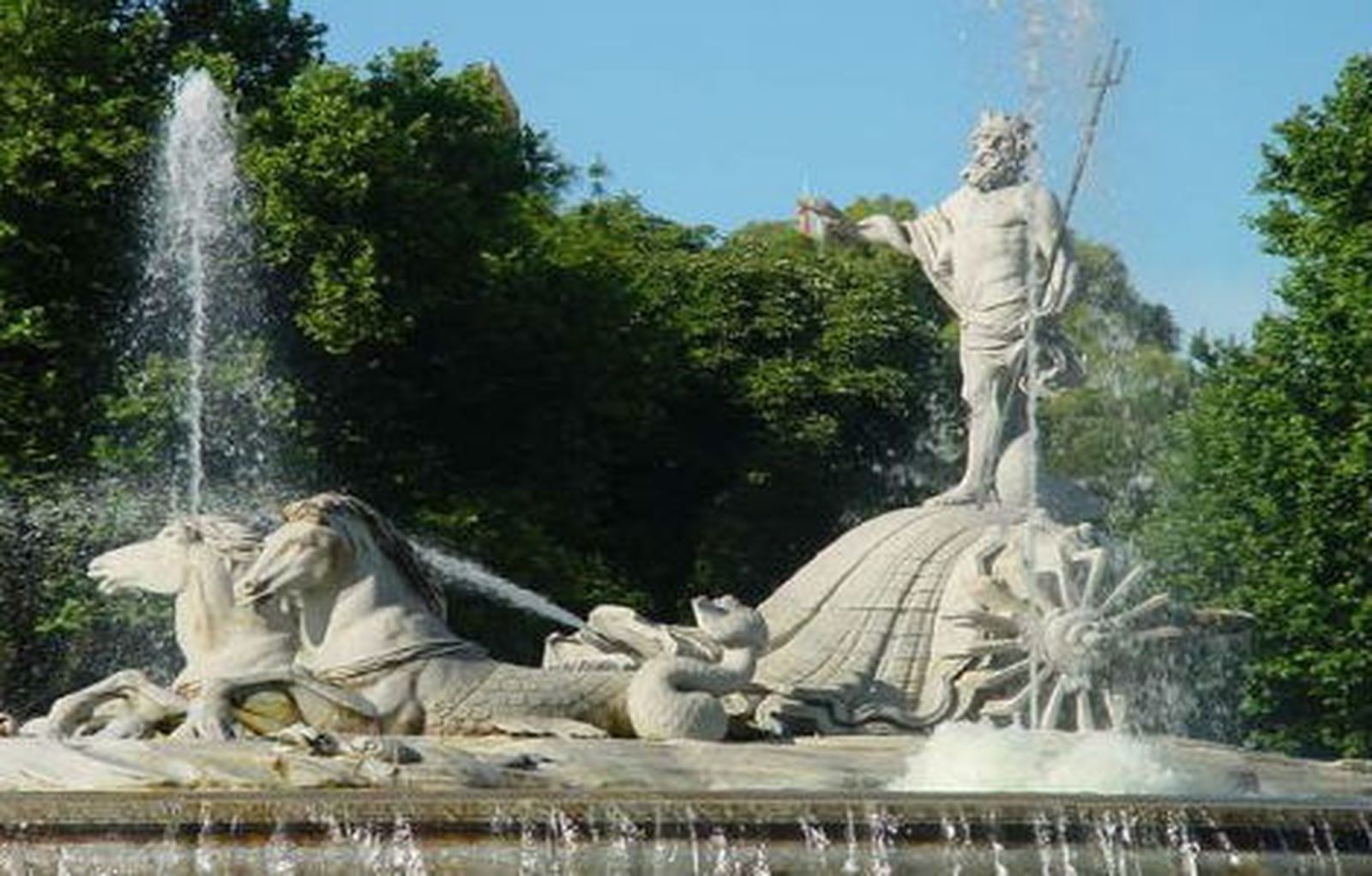 La fuente de Neptuno amanece teñida de rojo tras una concentración sindical