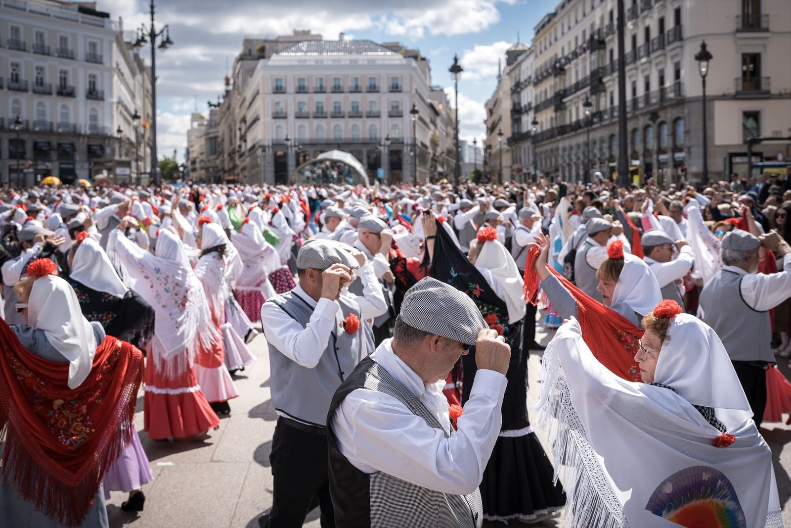 Centenares de personas se suman al pasacalles más castizo de las Fiestas de San Isidro
