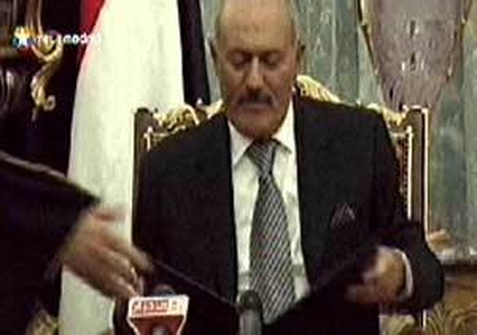 El presidente yemení firma la iniciativa para su traspaso pacífico del poder