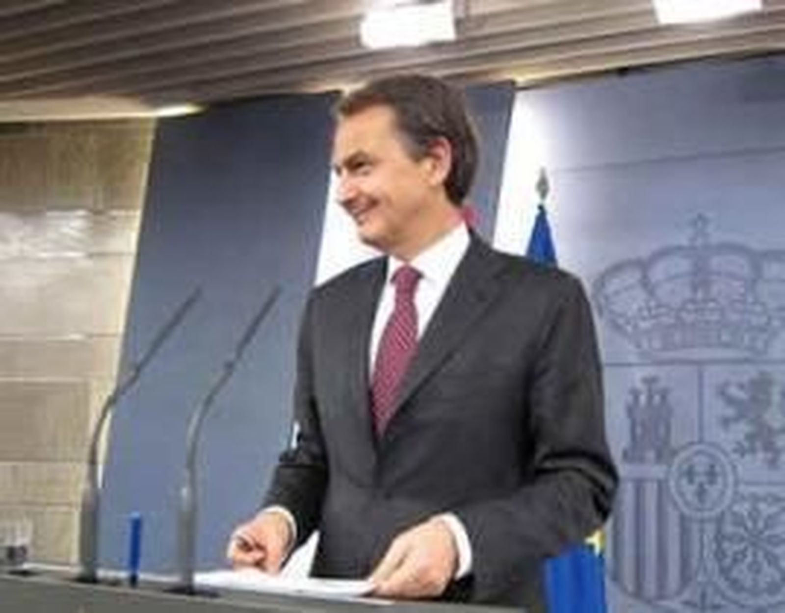 Zapatero se compromete ante los empresarios "a no bajar la guardia" frente a la crisis