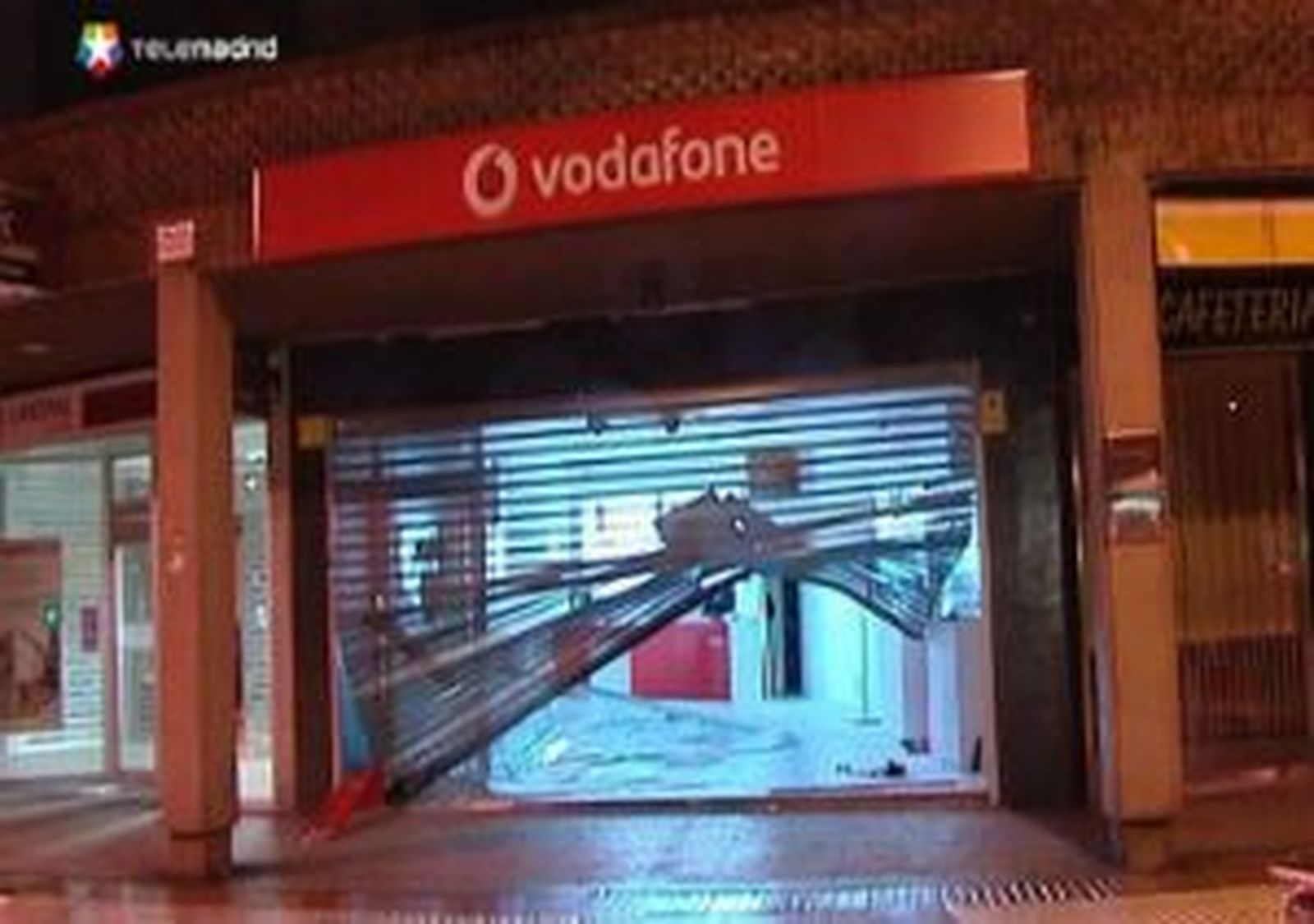 Intentan robar en una tienda de móviles tras empotrar un coche