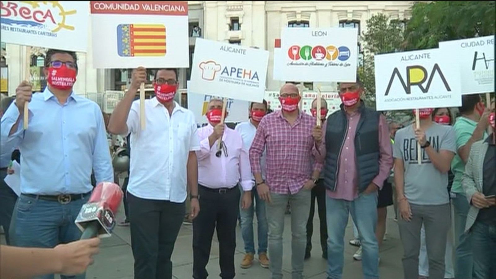 La hostelería se concentra en Cibeles para reclamar apoyo institucional y que se les deje de culpabilizar
