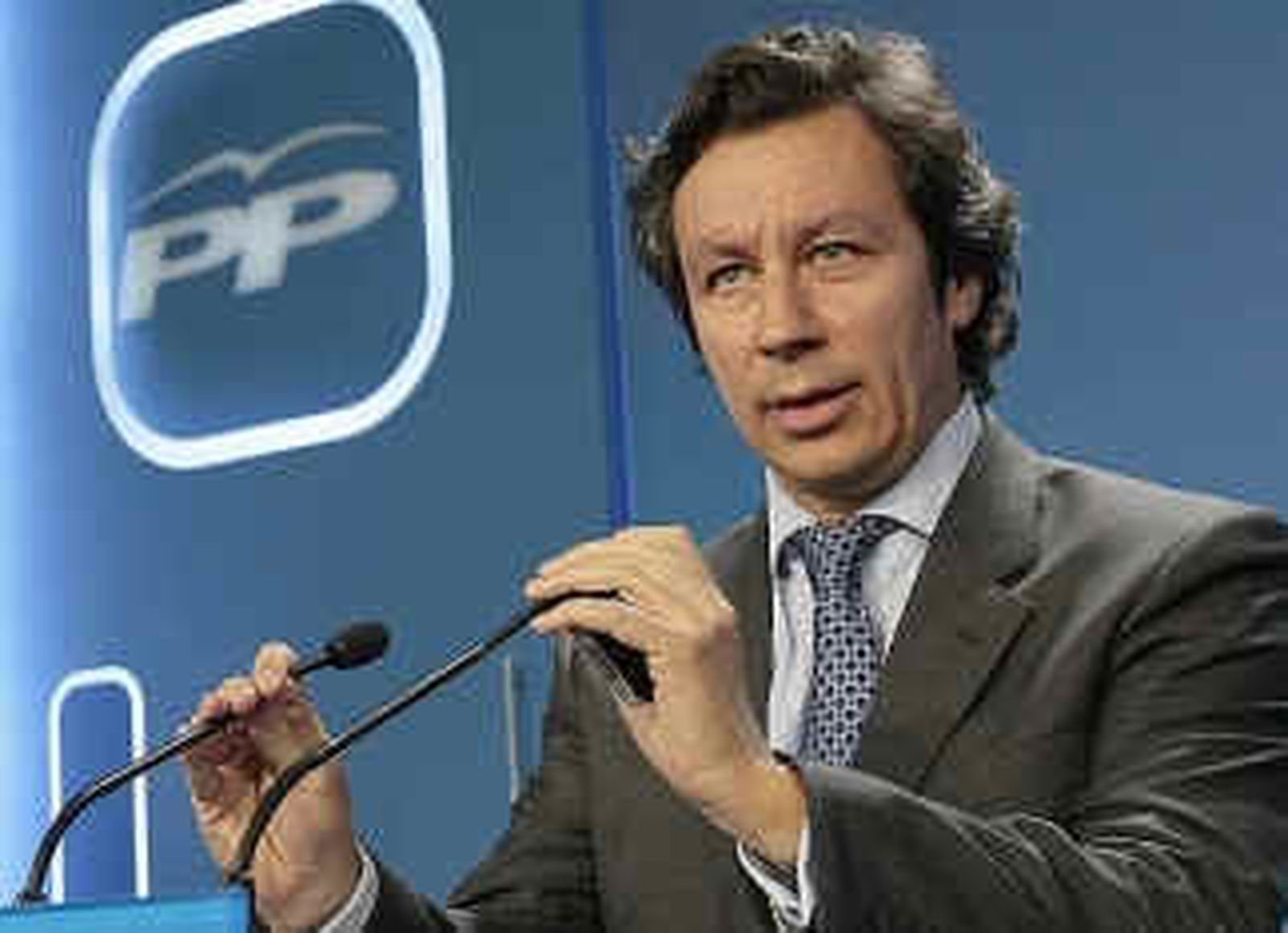 El PP pide al "manostijeras" de Rubalcaba que deje de pensar  en Rajoy