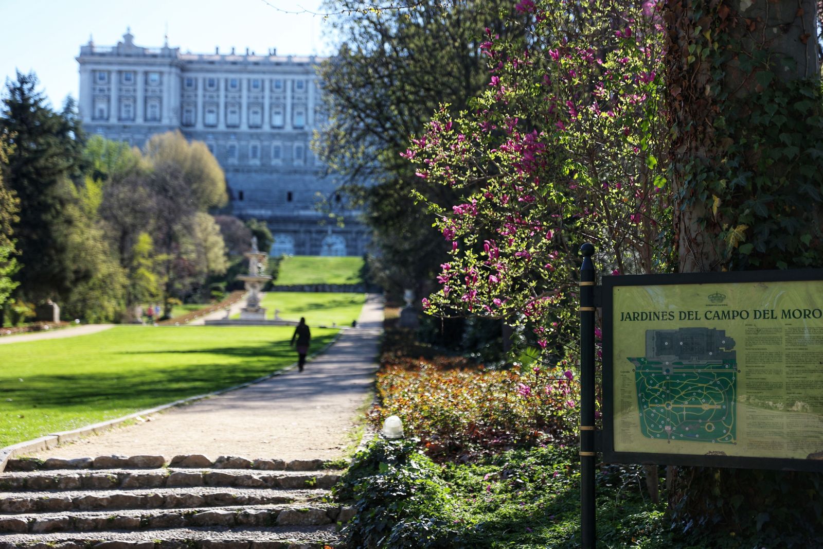 Vista del Palacio Real en los jardines del Campo del Moro,