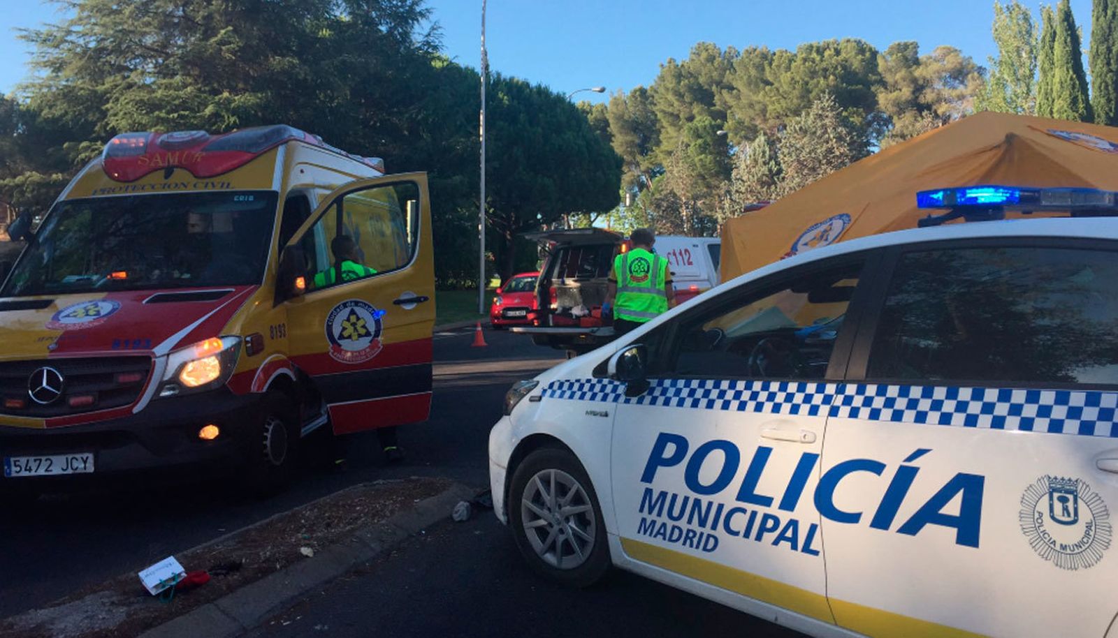 Muere un motorista de 30 años tras chocar con un semáforo en Madrid