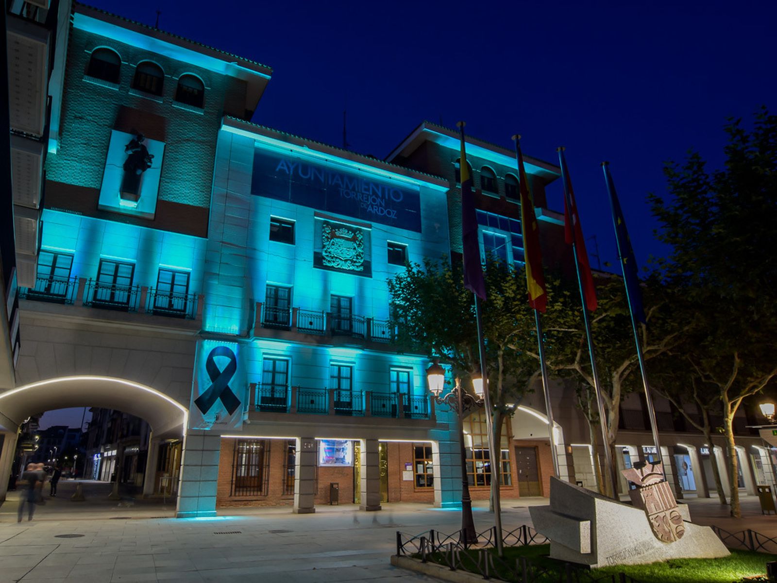 El Ayuntamiento de Torrejón se ilumina de verde azulado por el Día de las enfermedades raras