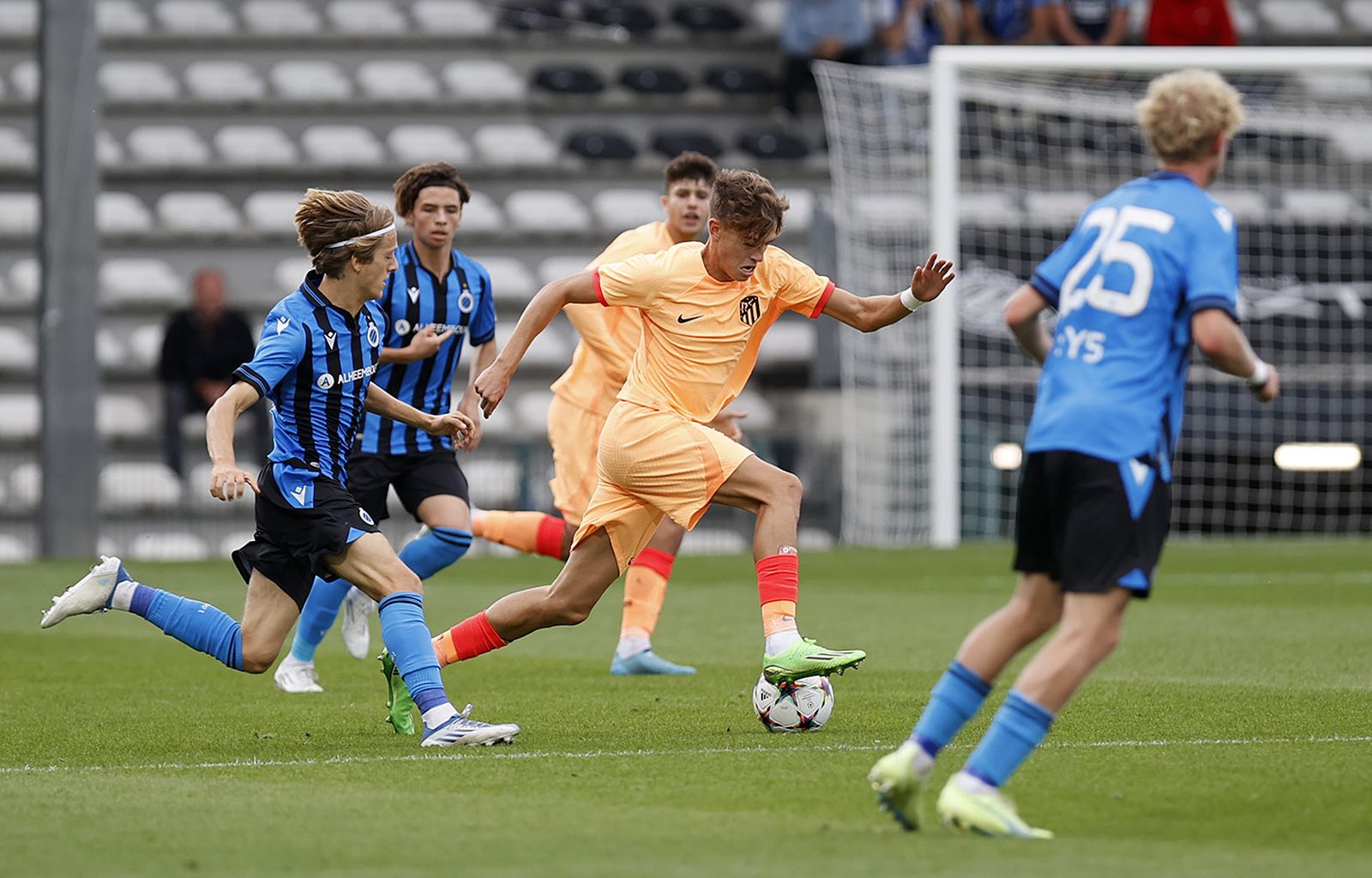 El Atlético de Madrid juvenil ante el Brujas
