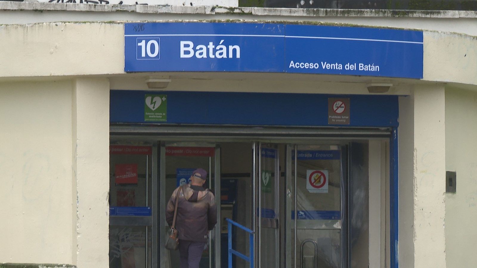 Agresión de varios menores en el Metro de Batán a una joven para robarle el móvil