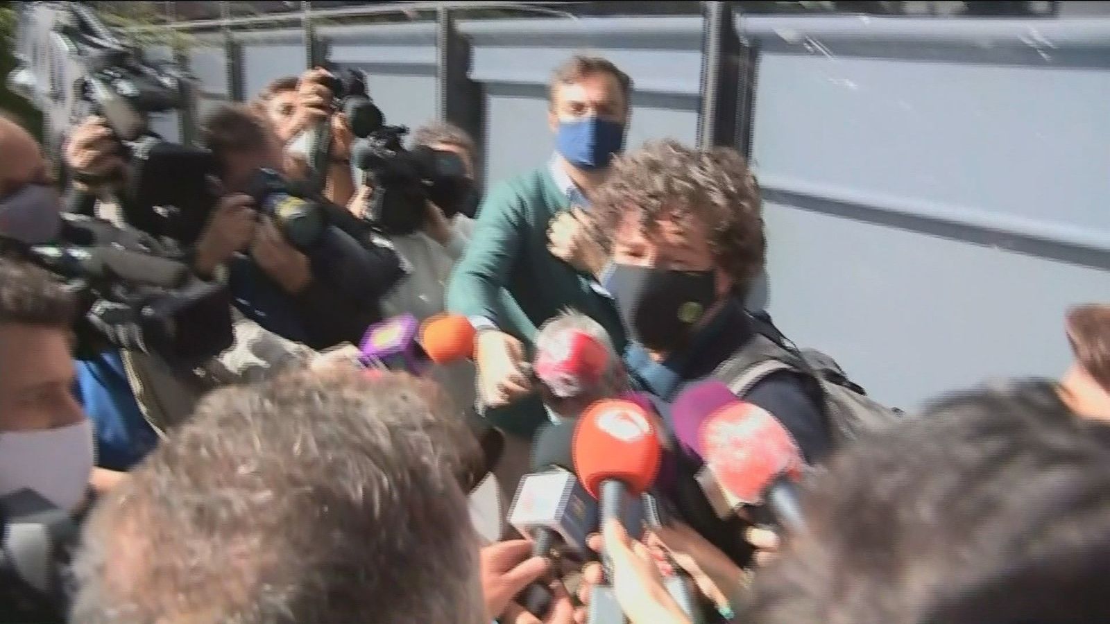 Miguel Bosé y Nacho Palau acuden al juicio para dirimir la doble filiación de los cuatro hijos de la expareja