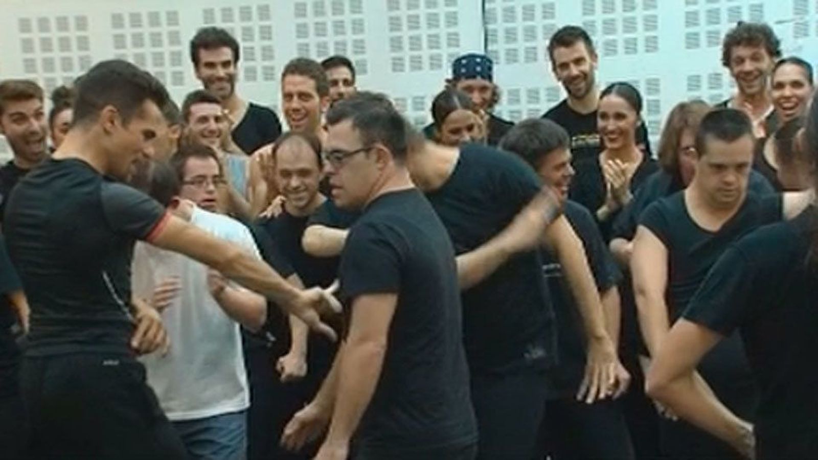 Jóvenes con síndrome de Down ensayan con el Ballet Nacional