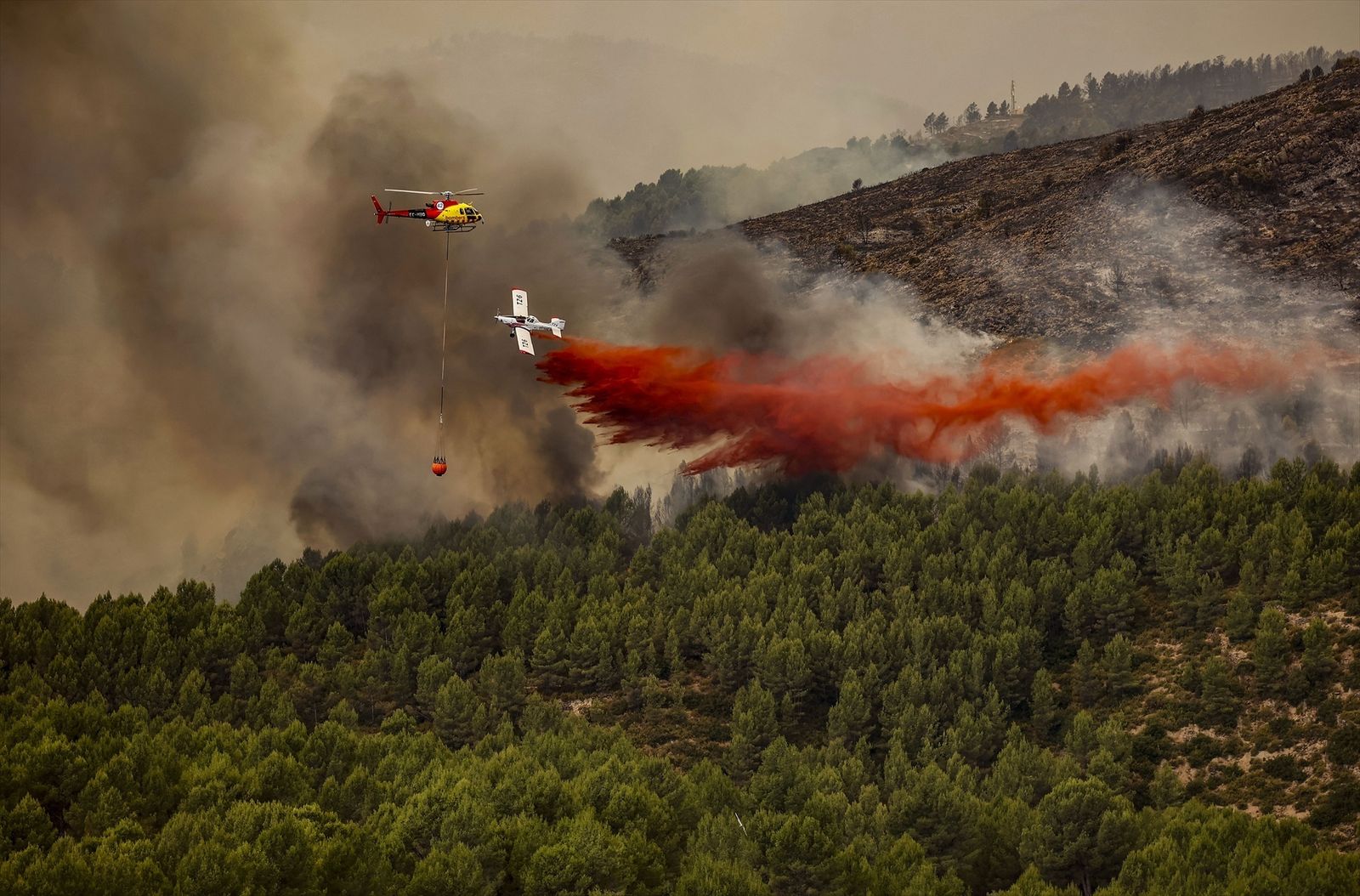 Un helicóptero trabaja en las labores de extinción de un incendio declarado en Bejís, a 17 de agosto de 2022, en Bejís, Castellón, Comunidad Valenciana