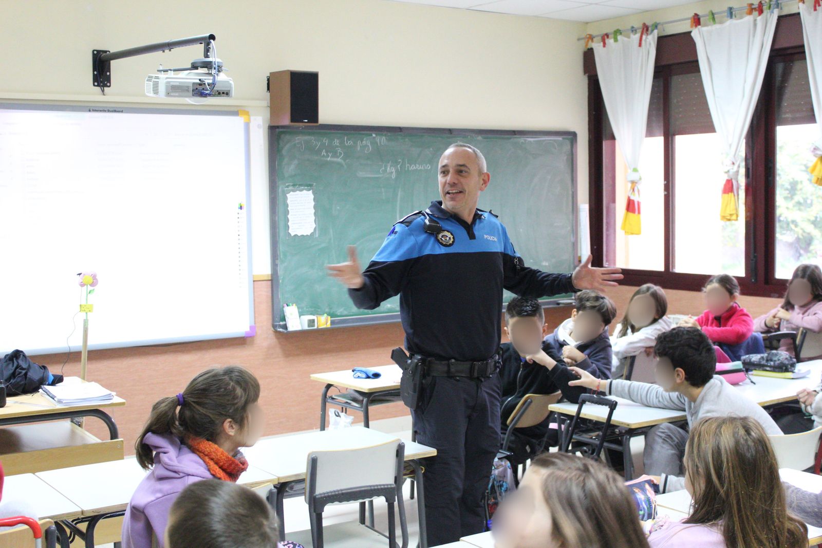 Agente de la Policía Municipal de Alcorcón en el interior de un aula