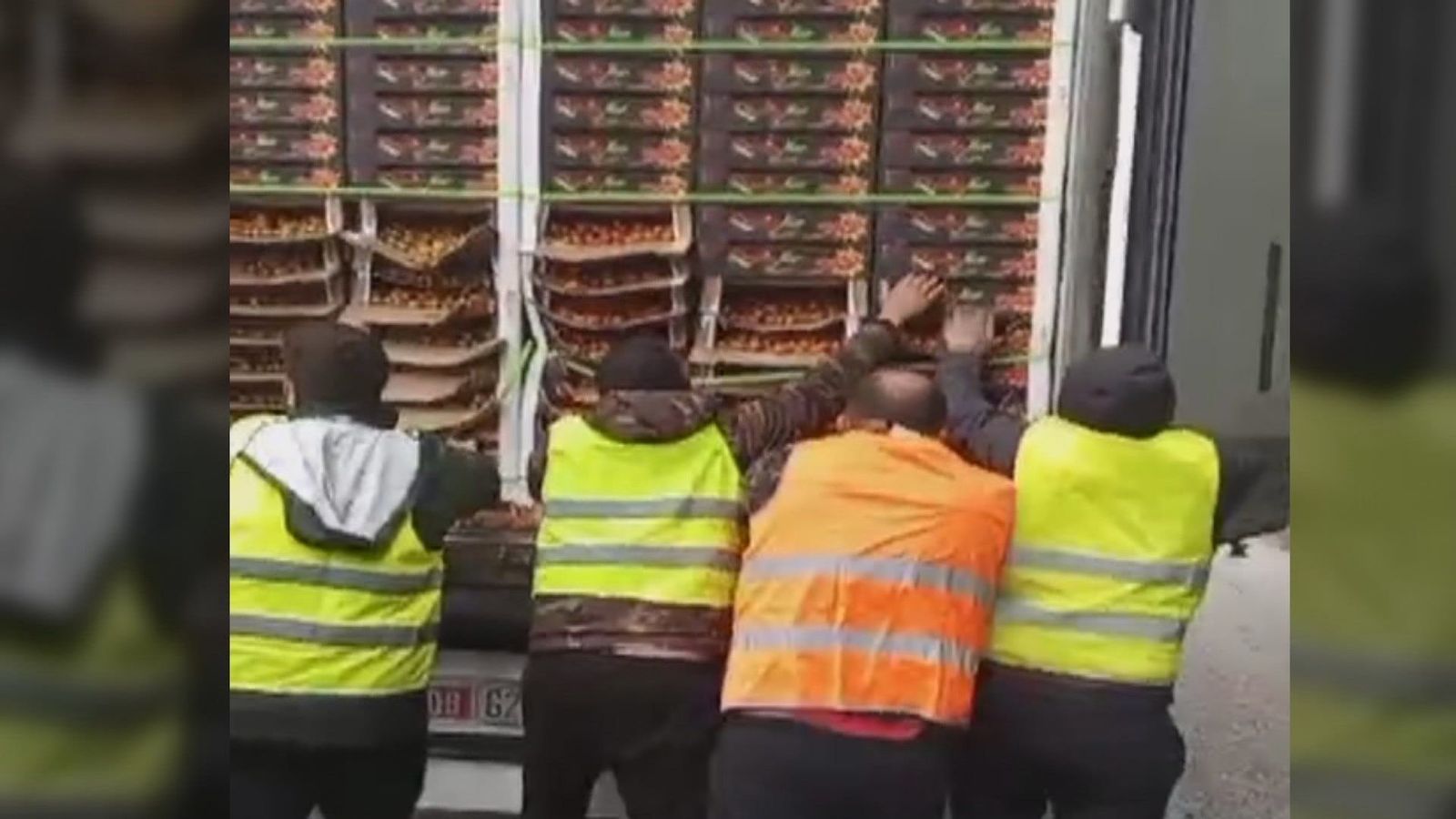 VIDEO / "Mira de dónde son": tiran los tomates de un camión tras comprobar que son marroquíes