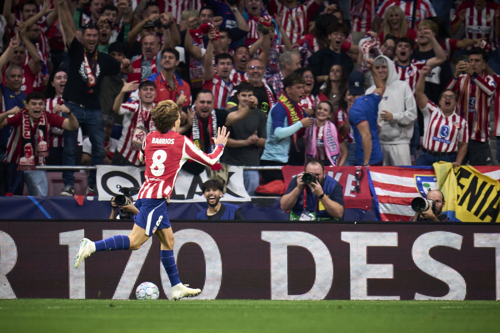 2-0. Barrios y Lookman dan al Atlético su primera victoria en la Champion