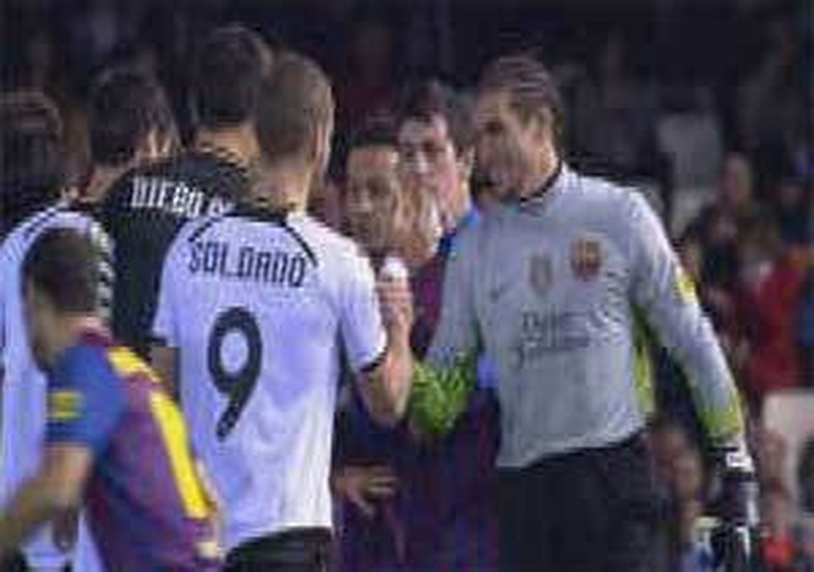 El Valencia, que empató  1-1 con el Barsa,  perjudicado por la no expulsión de Pinto