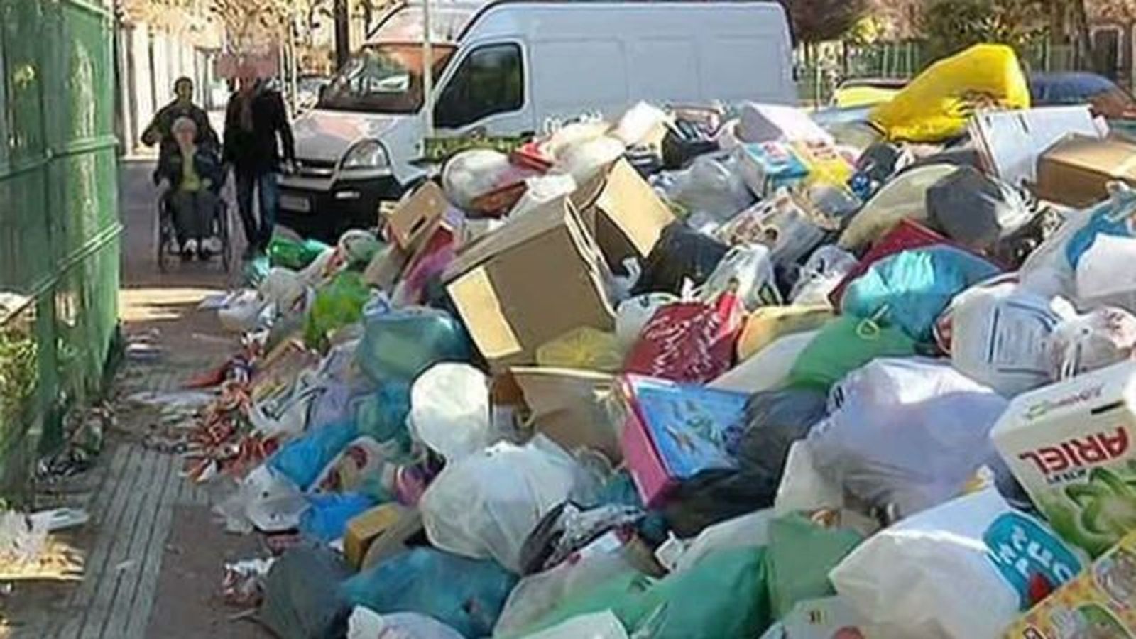 Tercera jornada en la huelga de bausras de Parla y sin visos de solución