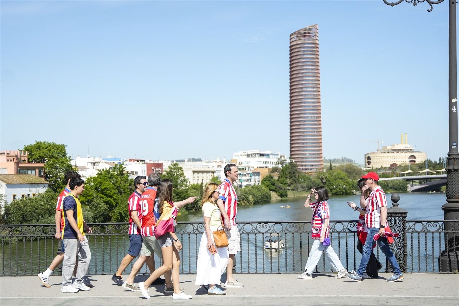 Miles de aficionados visten Sevilla de rojiblanco para llevar la Copa del Rey a la capital