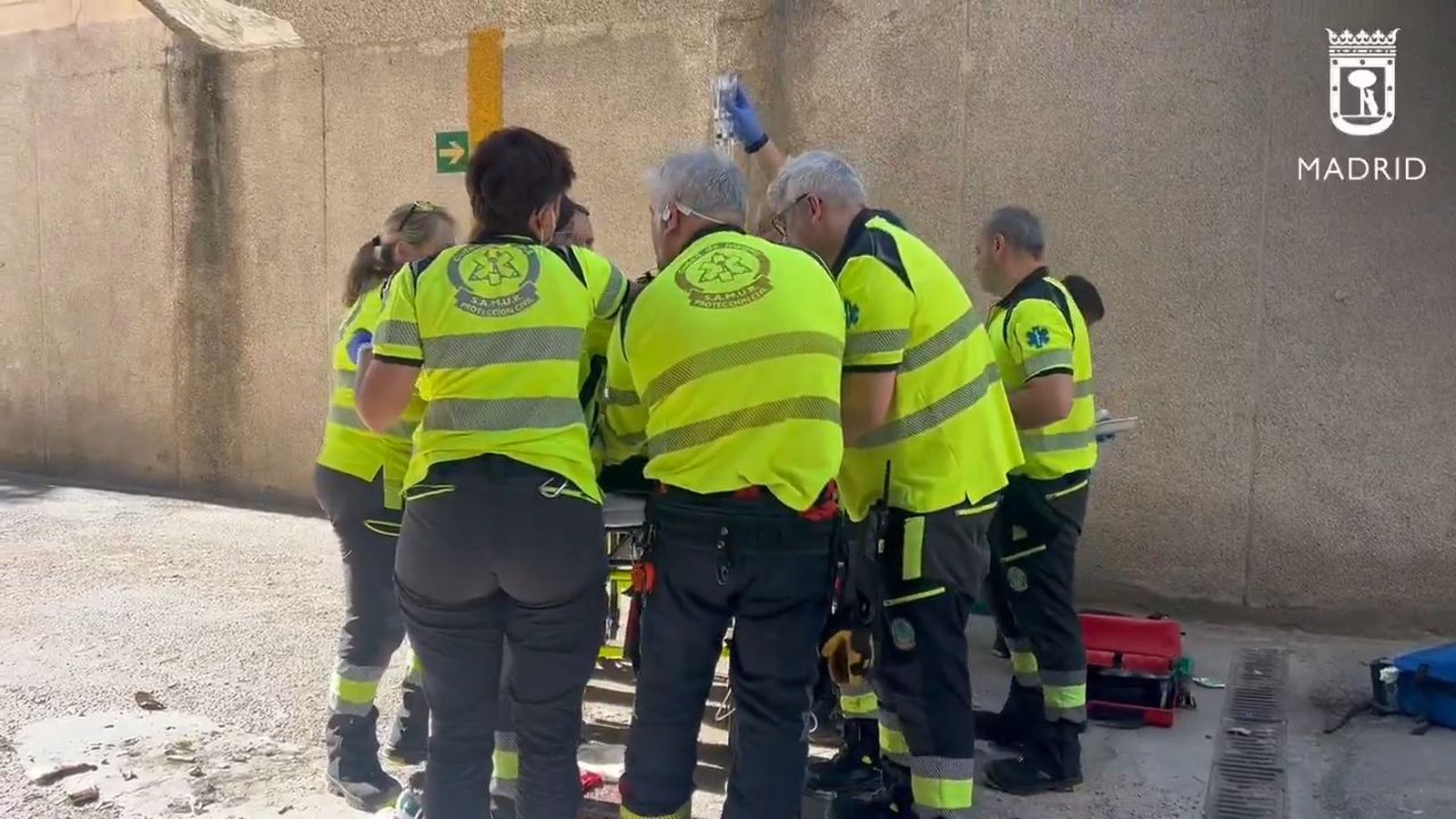 Grave un joven en Villaverde al caer en un descuido cuando estaba sentado en una barandilla