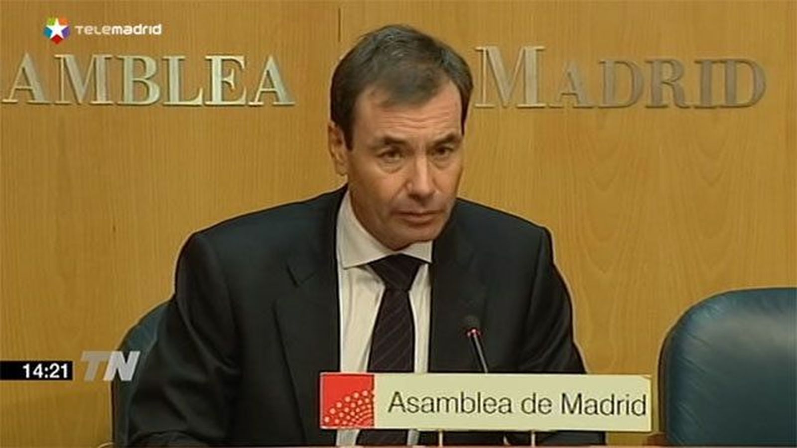 Militantes de Izquierda Socialista piden firmas para el cese de Tomás Gómez