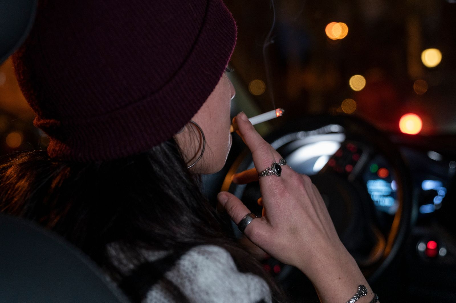Una persona fuma en el coche