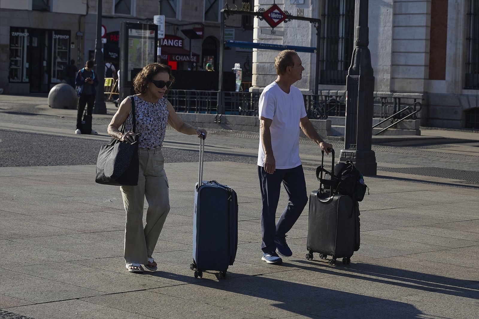 Turistas con maletas en la Puerta del Sol