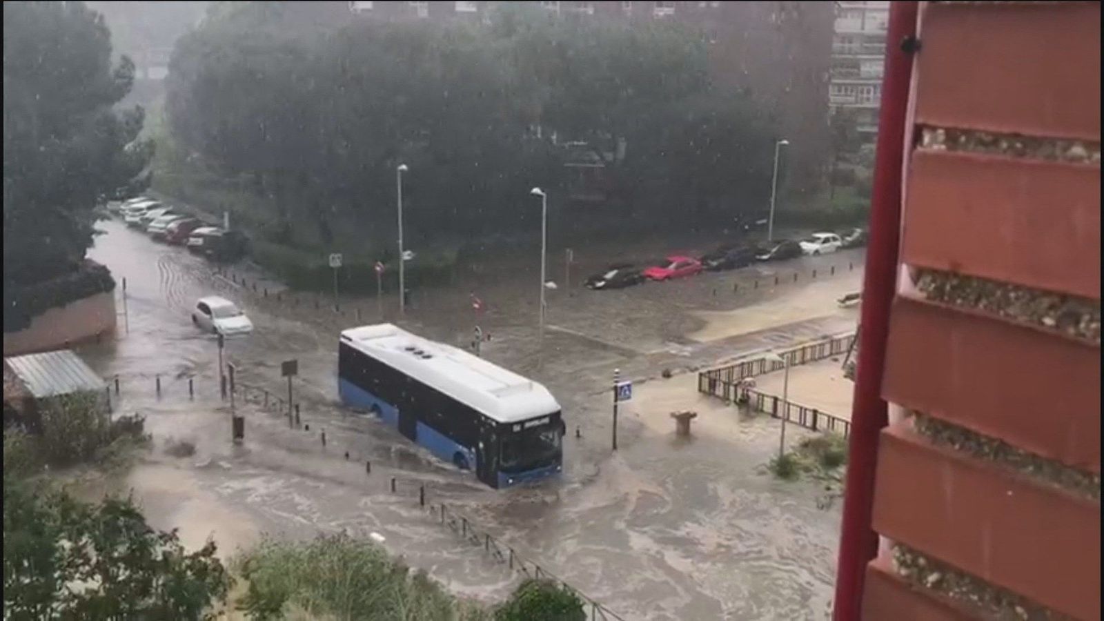 Una fuerte tromba de agua anega Alameda de Osuna