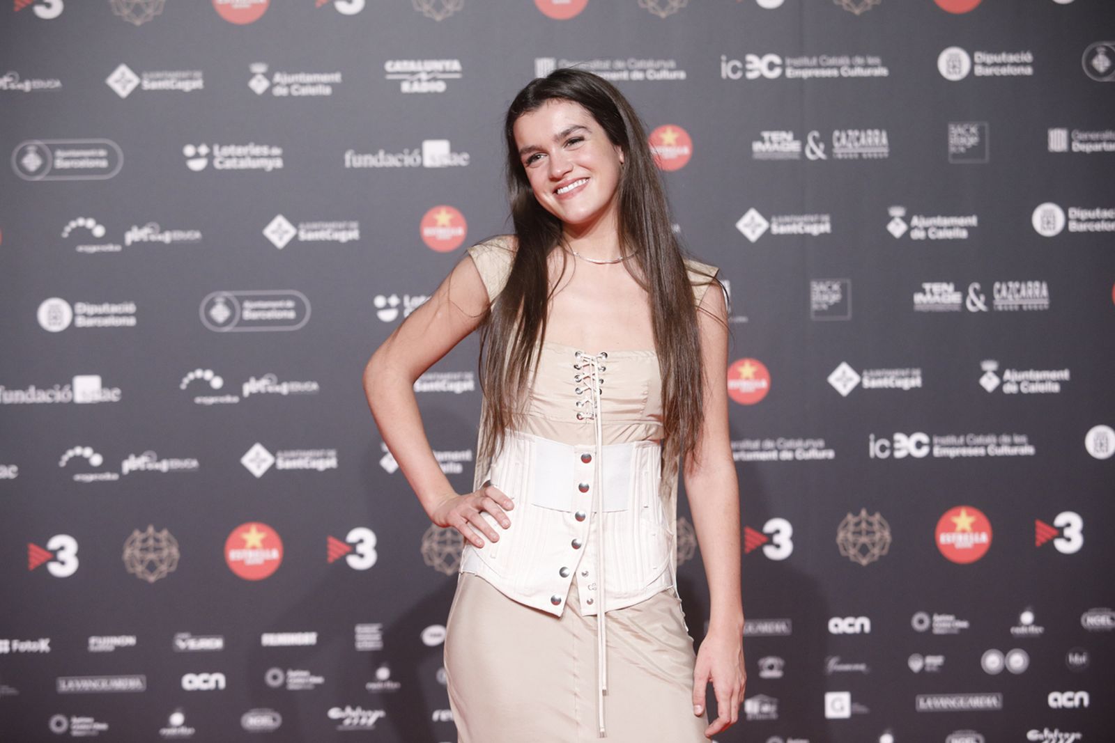 La cantante Amaia Romero posa en la alfombra roja de la celebración de los Premios Gaudí de cine