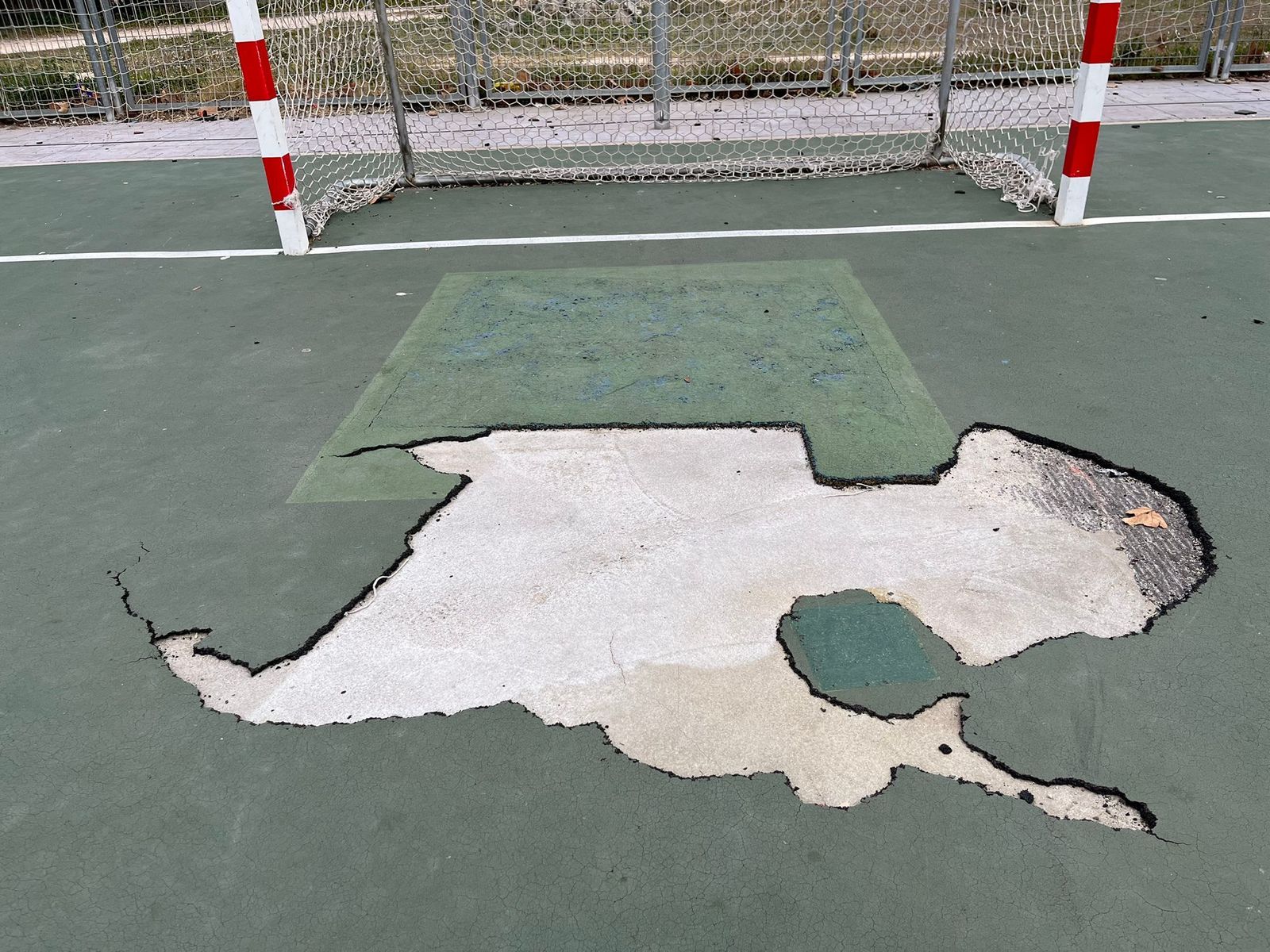 Daños causado en el suelo de las pistas deportivas de los Espartales de Alcalá de Henares