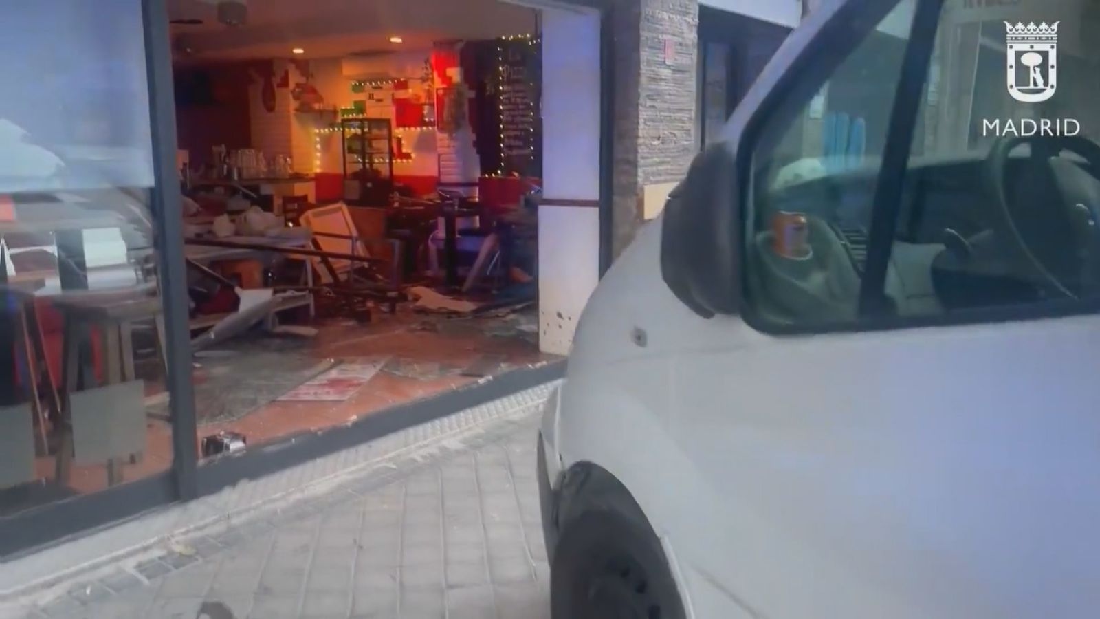 Un vehículo se empotra contra una pizzería del barrio de Salamanca