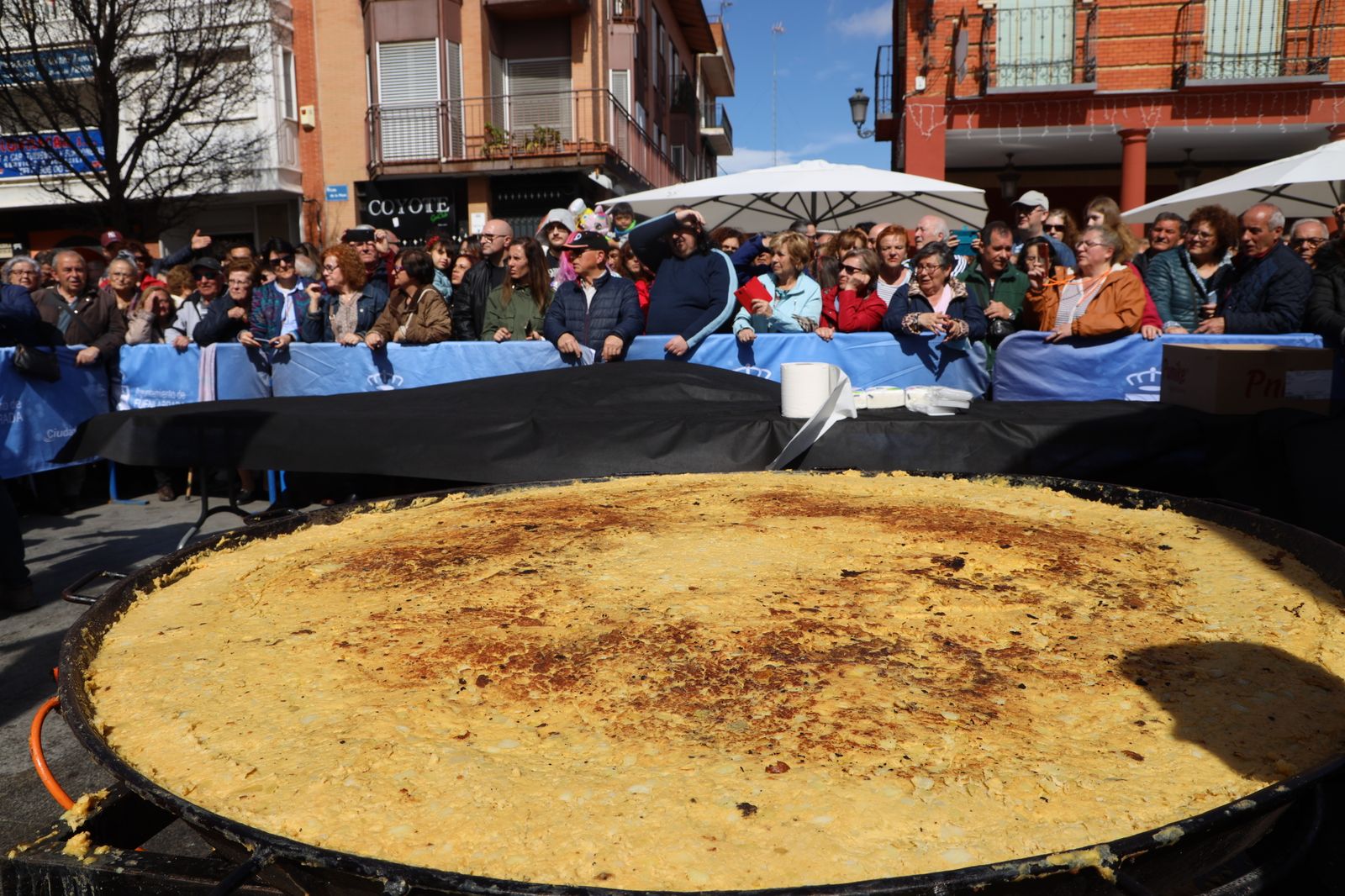Tortilla de patata gigante elaborada en Fuenlabrada