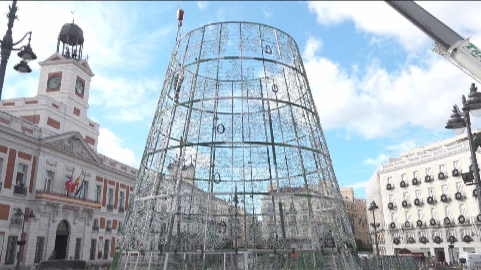 Así montan el gran árbol de Navidad de la Puerta del Sol