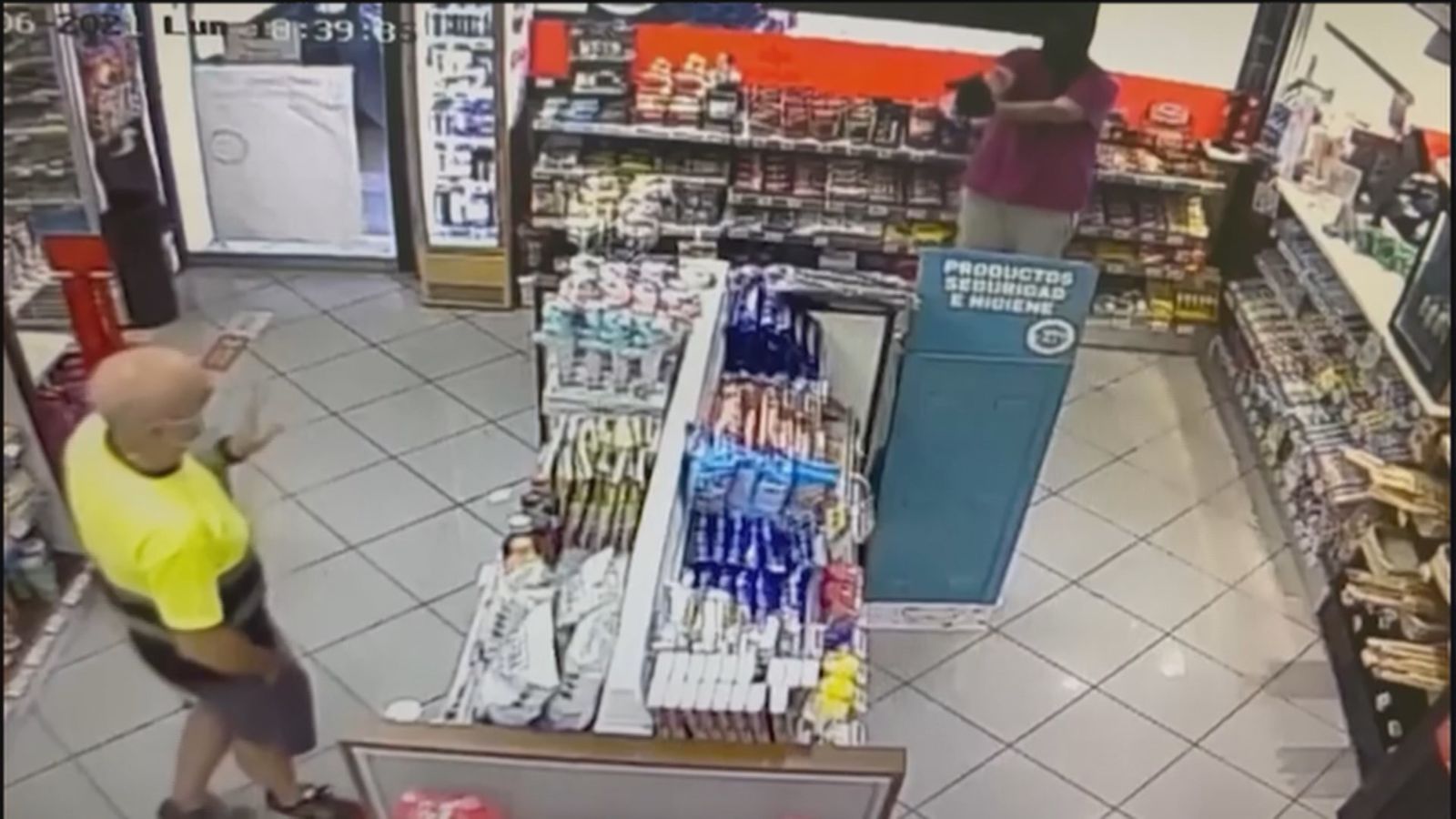 Momento de uno de los atracos en una gasolinera