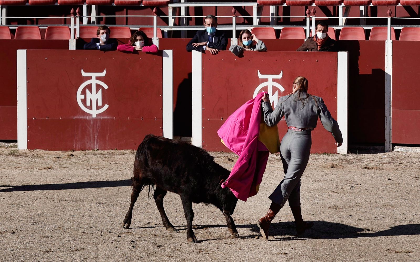 José Luis Martínez-Almeida, Isabel Díaz Ayuso, Enrique López y Andrea Levy, durante una visita a la escuela regional de tauromaquia ‘José Cubero Yiyo’