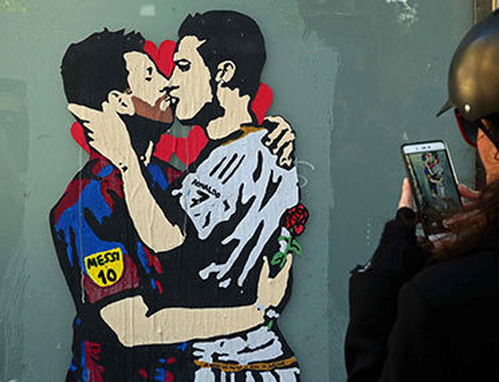 Grafiti de Leo Messi y Cristiano Ronaldo