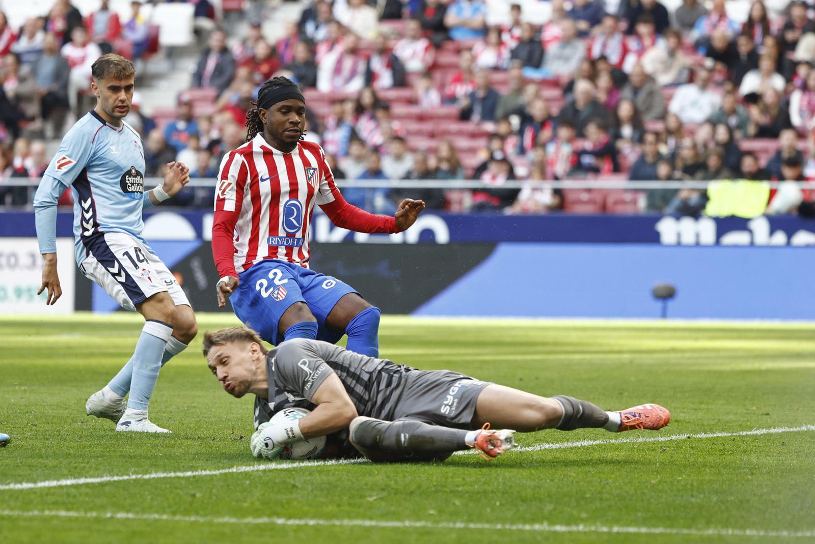 Lookman ante el Celta