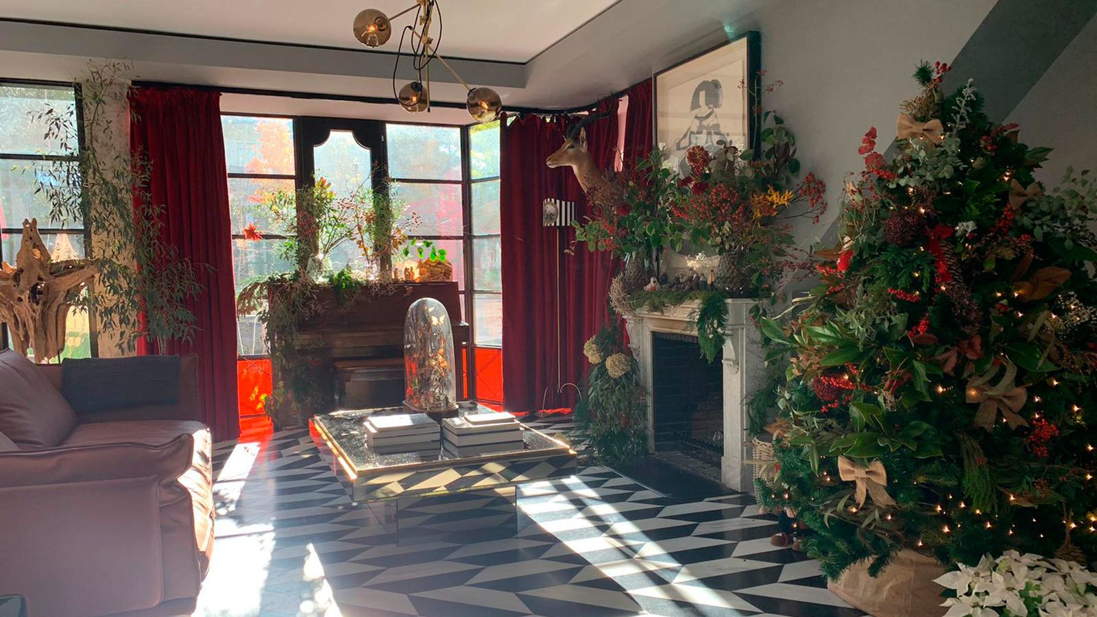 ¿Te imaginas una casa con dos jardines? ¿Cómo será? Pues aquí tenemos una, con un salón muy especial por el suelo en blanco y negro.