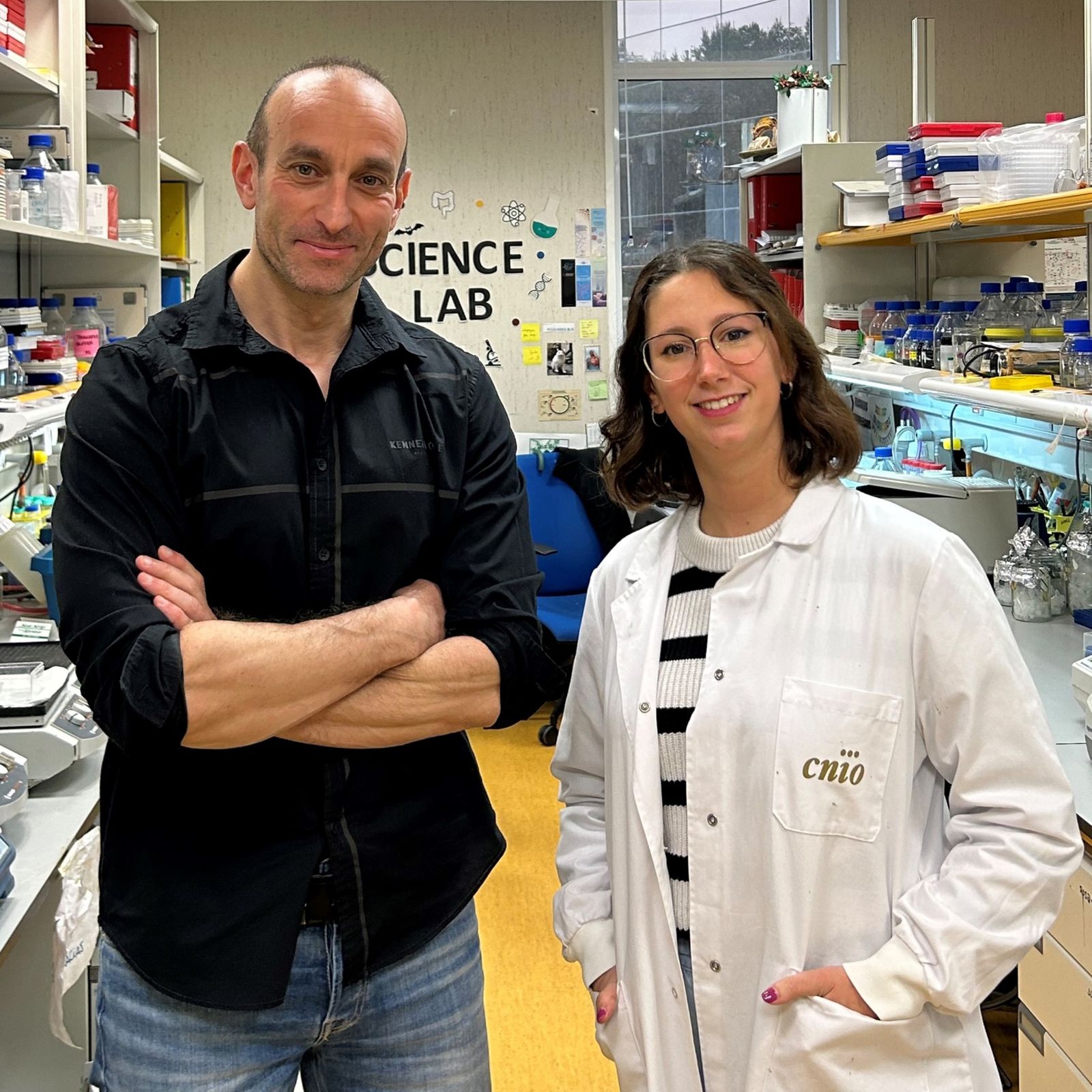 Nabil Djouder y Mar Rigual, en su laboratorio en el CNIO