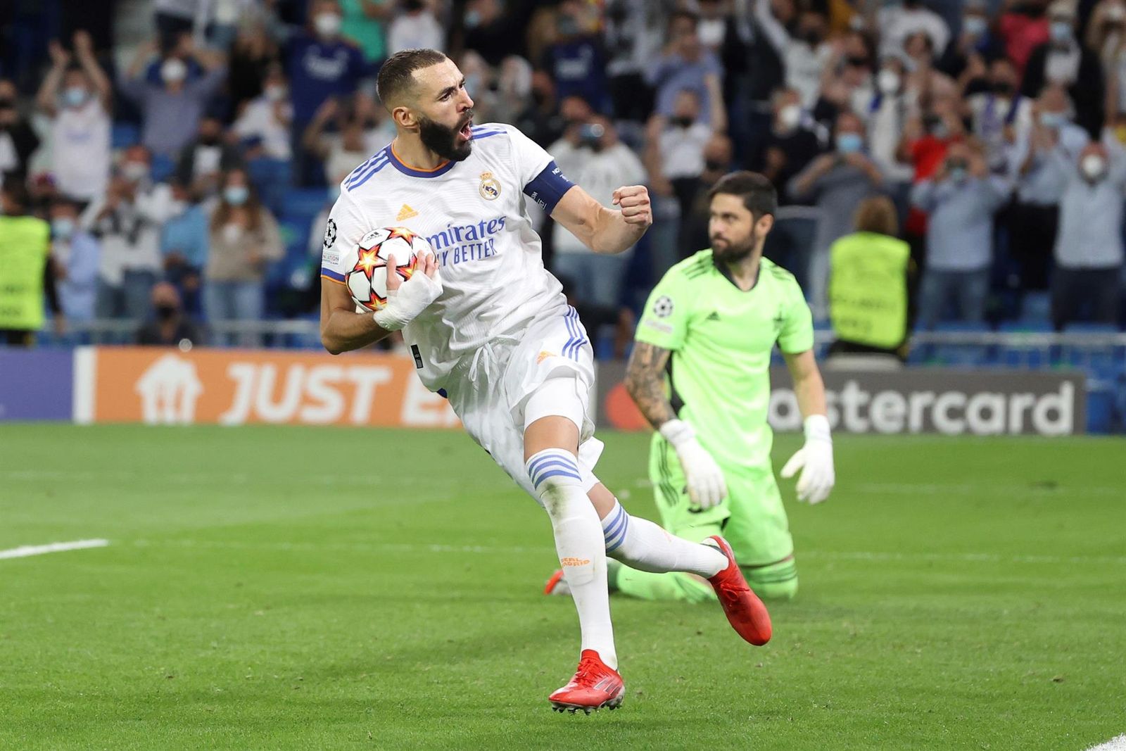 Benzema ante el Sheriff