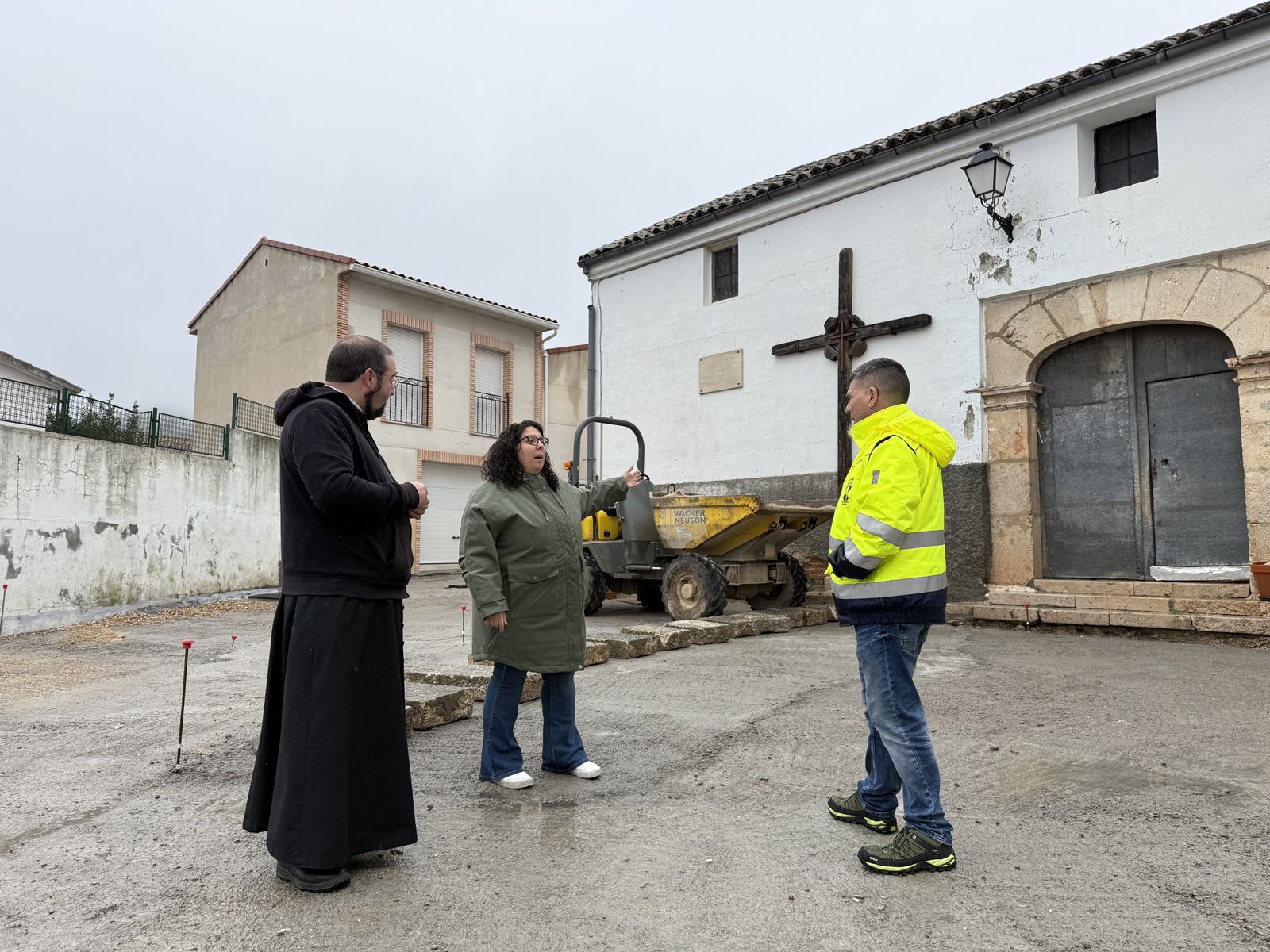 Visita municipal a las obras de remodelación de la plaza de la Iglesia, en Orusco de Tajuña