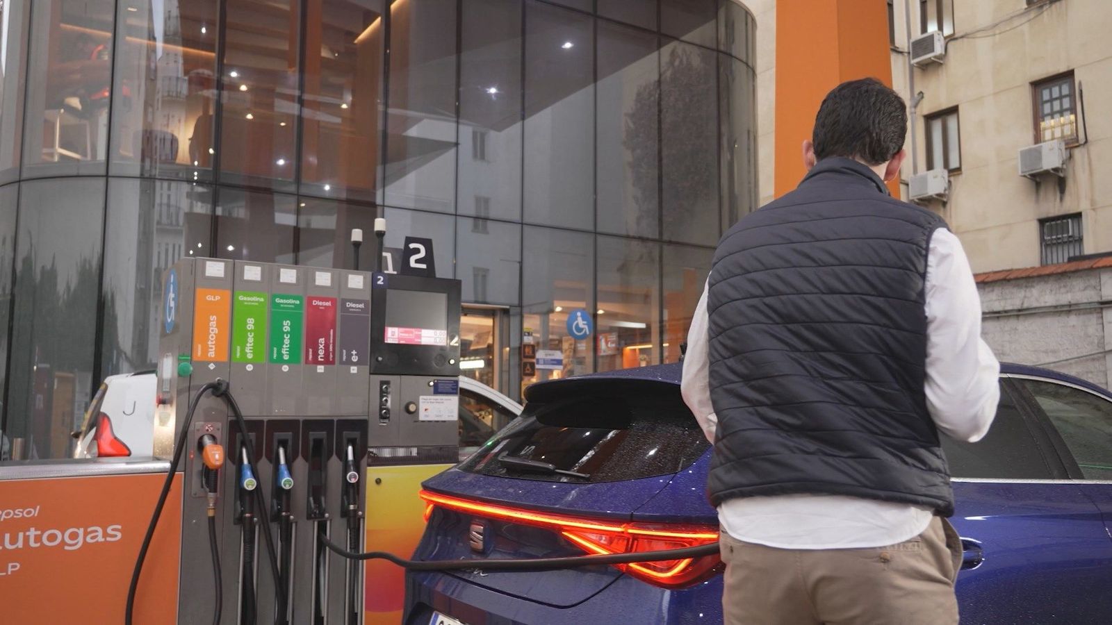 El conflicto de Irán ya se nota en las gasolineras españolas: "Los precios están disparados"