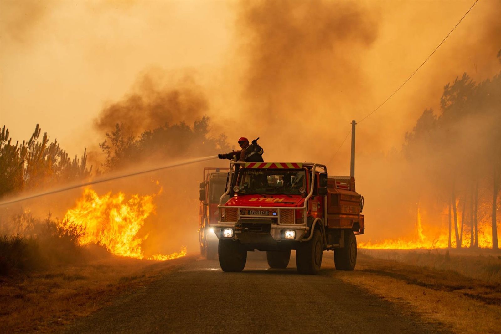Brigada de Bomberos de Gironda  combatiendo un incendio forestal en Belin-Beliet, en el suroeste de Francia, 9 de agosto de 2022