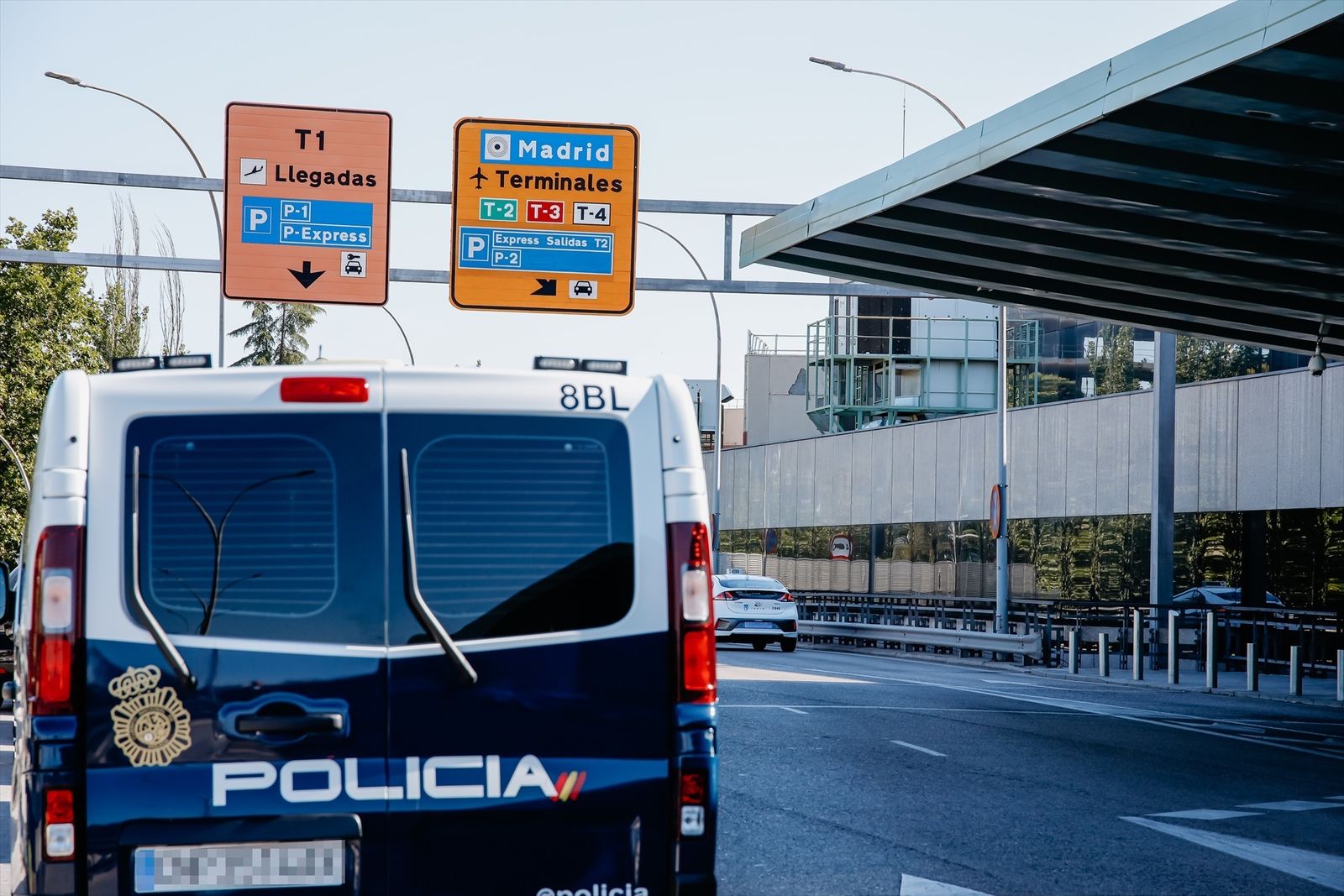 Vehículo de la Policía Nacional en el aeropuerto Adolfo Suárez Madrid Barajas