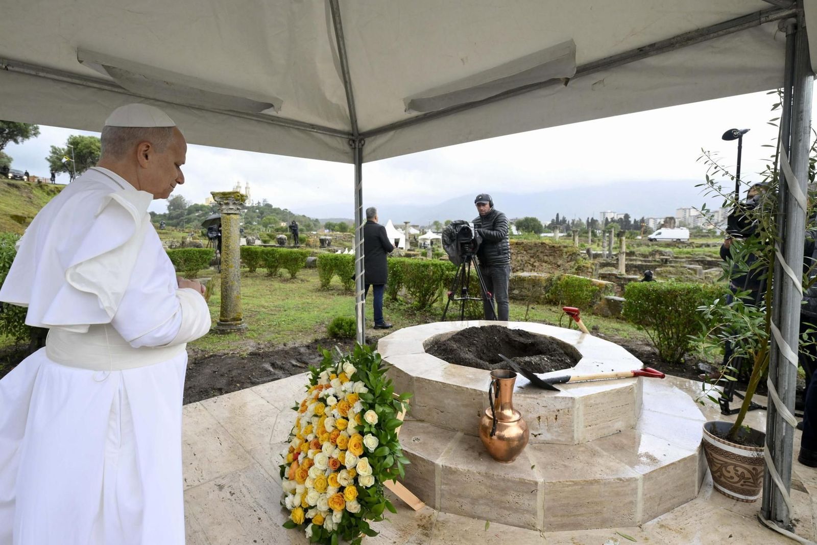 El Papa visita el área arqueológica de Hipona, siguiendo las huellas de San Agustín